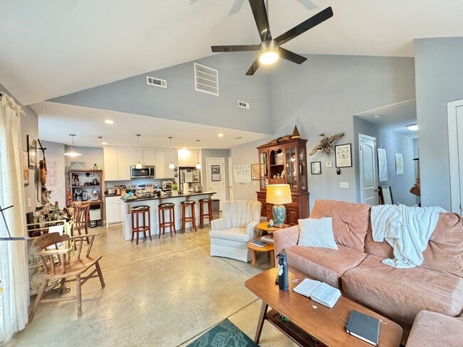 Foto del edificio - New 2 bedroom duplex, 2 car garage, quiet neighborhood, all appliances