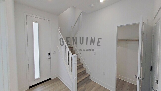 Foto del edificio - Spacious 4Bd 4Ba Tri-Level Home in Luna Park Community in Irvine