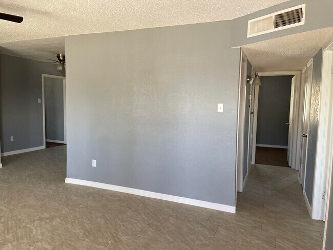 Foto del edificio - 8137 Staghorn Dr