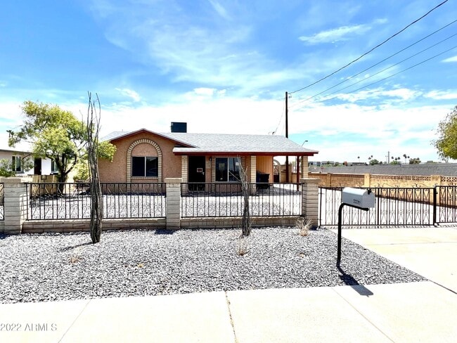 Building Photo - 2235 E Victory Dr