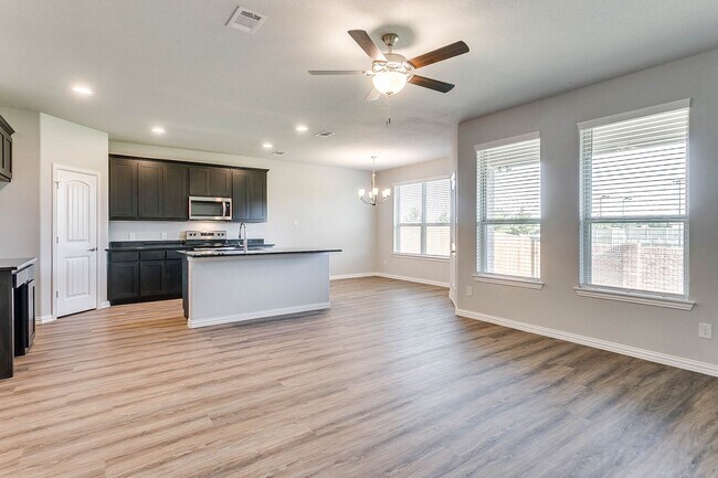 Foto del edificio - Perfect for Your Growing Family! 1/2 off f...