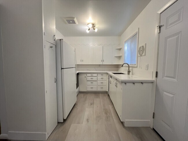 Foto del edificio - Cozy 1-Bedroom Apartment with Natural Light & Outdoor Living-Single level, feels more like a home...