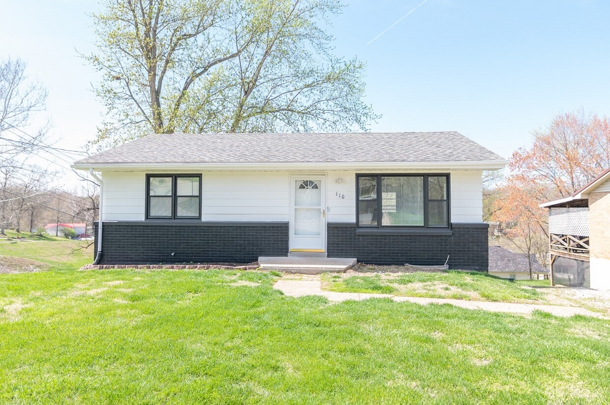 Primary Photo - 110 N Bluff St