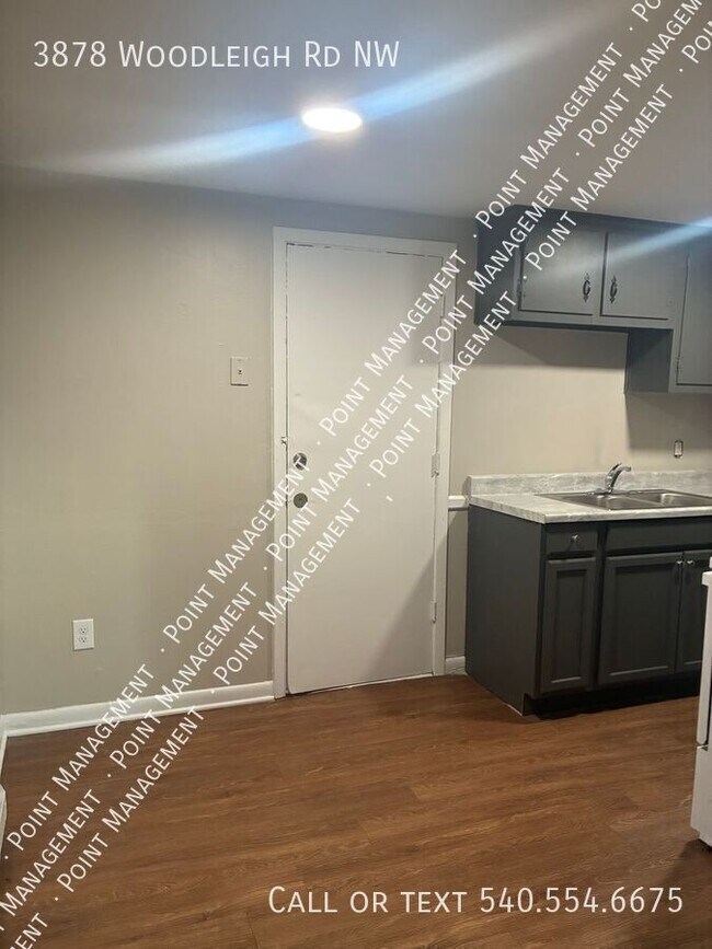 Foto del edificio - 3878 Woodleigh Rd NW