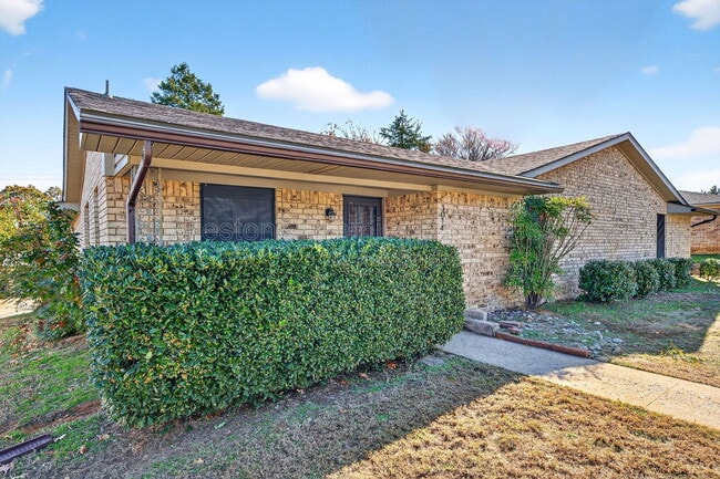 Building Photo - 3014 Jennifer Ave