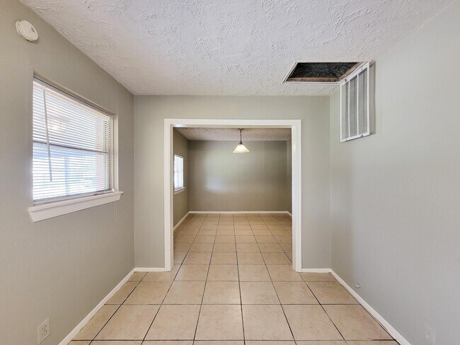 Building Photo - 10117 Dulcimer St