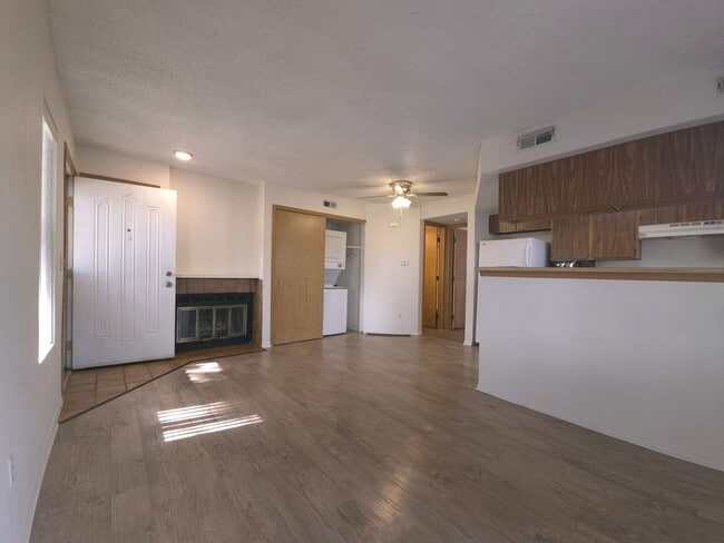 Building Photo - Ground floor condo, feels like home!