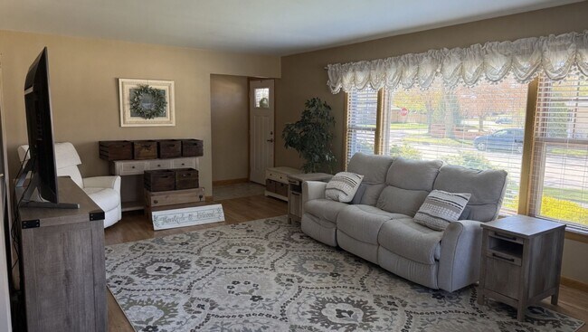 Foto del edificio - 3 Bed 1.5 Bath Near Lake Michigan