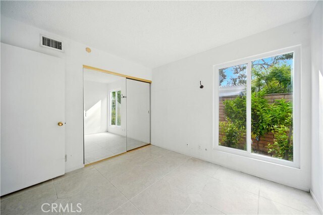 Foto del edificio - 75 Willow Tree Ln
