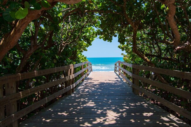 Building Photo - 650 Island Club Dr