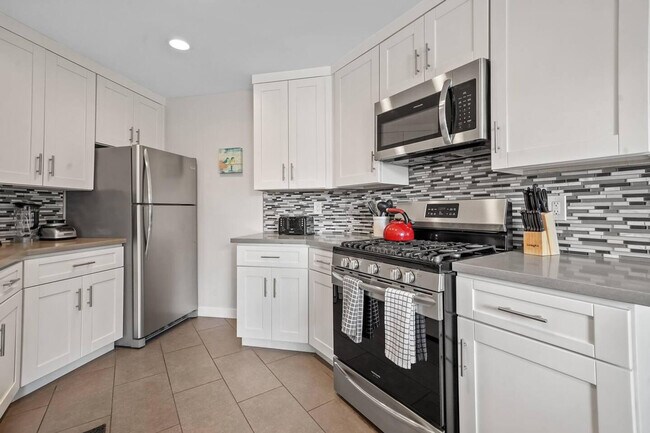 Foto del edificio - 350 N Crescent Dr