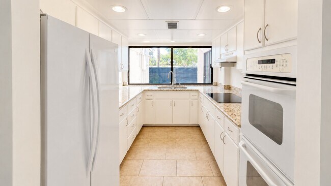 Building Photo - 322 E Huntington Dr