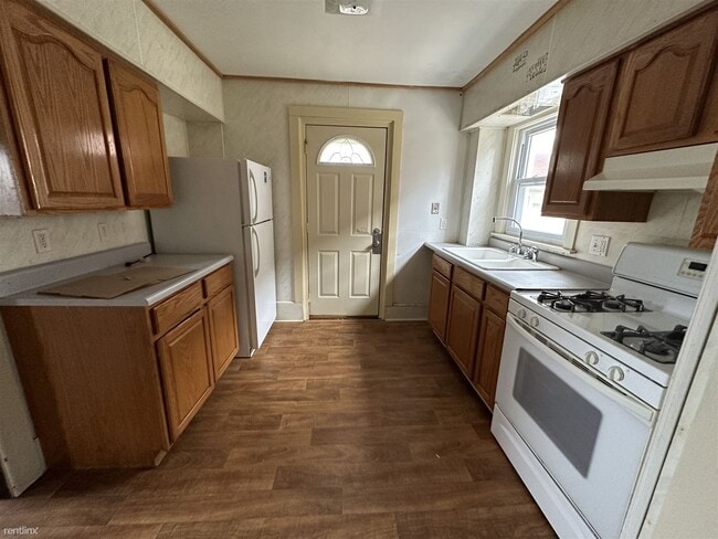 Building Photo - 3 br, 1 bath House - 407 Demay Ct