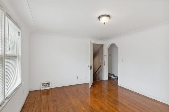 Building Photo - 22107/22109/22111 15 Mile Rd - T - Dubai 2...