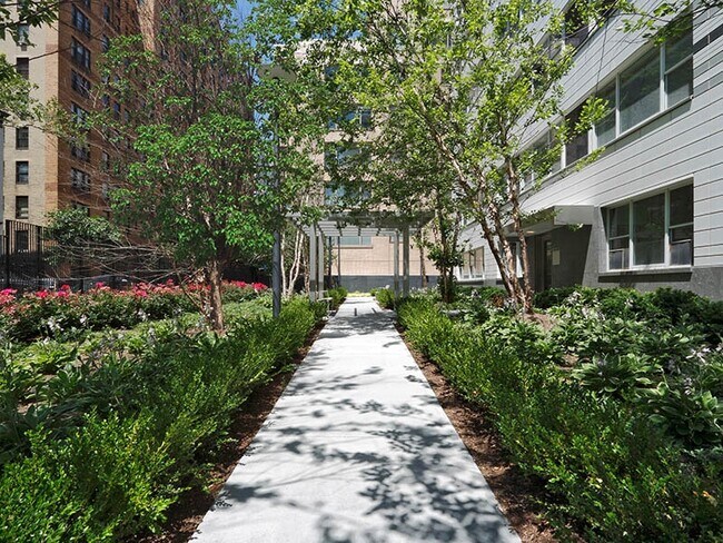 Foto del edificio - 215 E 68th St