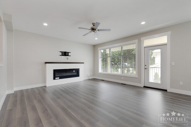 Building Photo - Spacious & Modern 3 Bedroom, 3 Bathroom Townhouse for Rent in Harrison Hot Springs