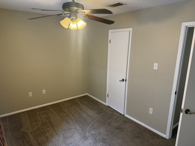 Foto del edificio - 820 Meadow Glen Ave