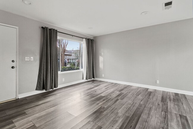 Building Photo - Fully-Remodeled 2-Bed Townhouse in Hunting...