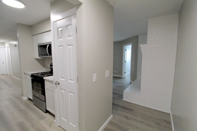 Foto del edificio - Stunning Fully Remodeled 3BR Condo at Madison Manor – Available This July!