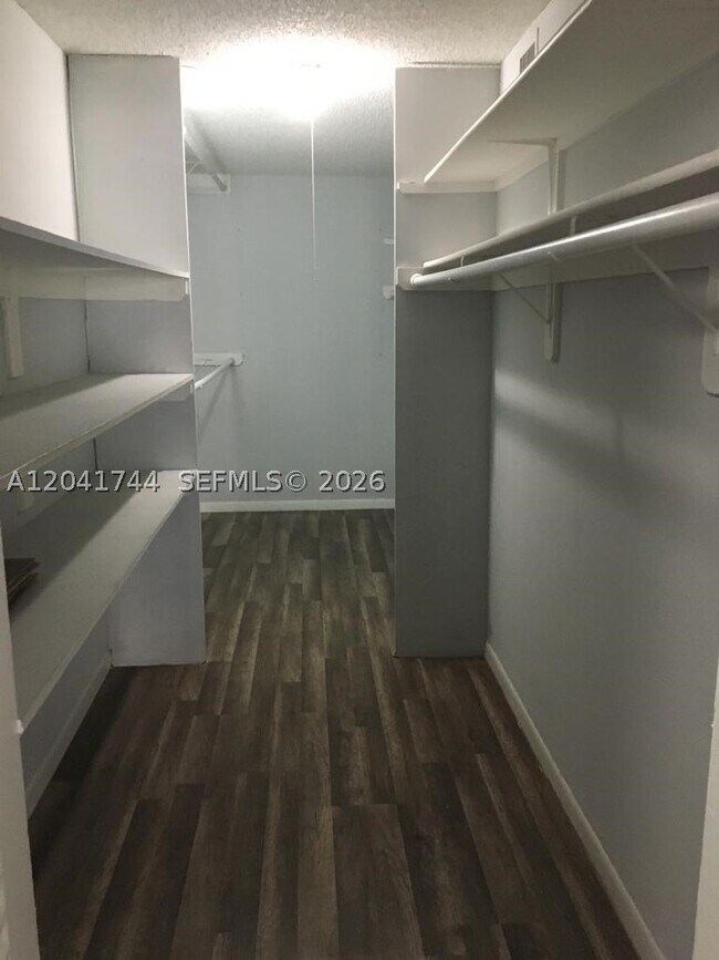 Foto del edificio - 6930 Miami Gardens Dr