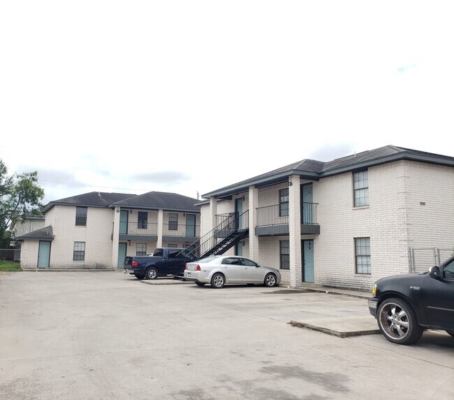 Building Photo - 909 W Caffery Ave