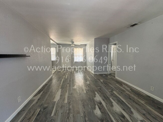 Foto del edificio - Close to Freeway, Shopping Single Story 2 Bedroom 1 Bath Large yard 1 Car Garage Drought Resistan...