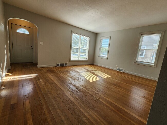 Foto del edificio - Charming Old-School 4-bedroom Home for Rent!