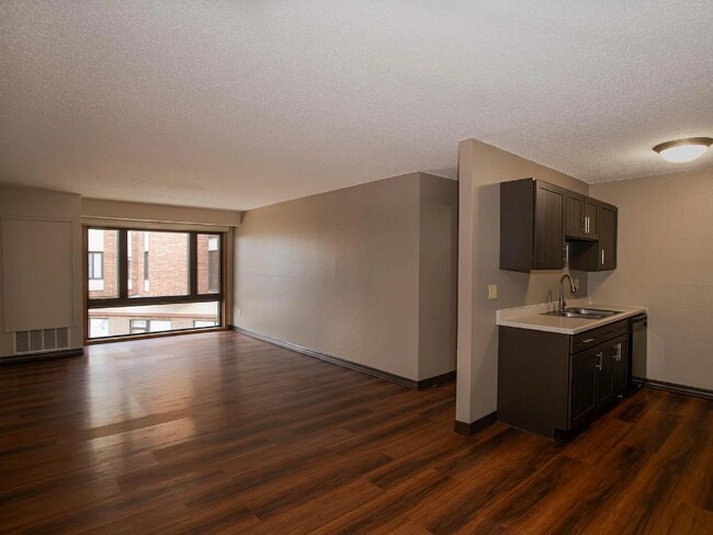 Foto del edificio - 2015 Central Ave NE