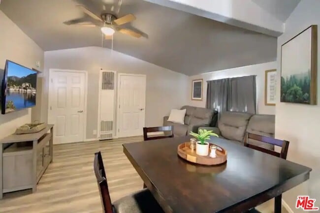 Foto del edificio - 39219 Cedar Dell Rd