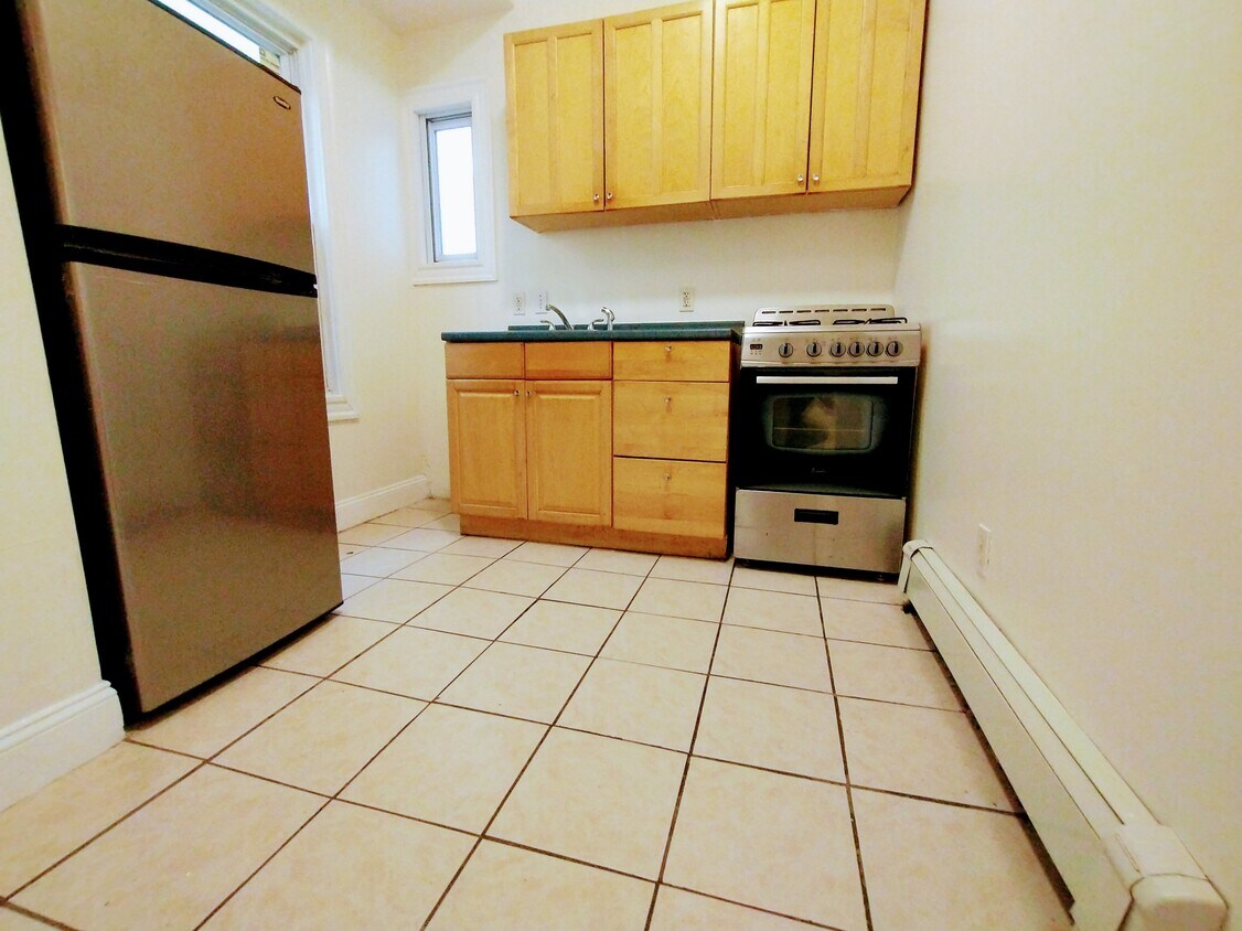 Primary Photo - 164 Auburn St