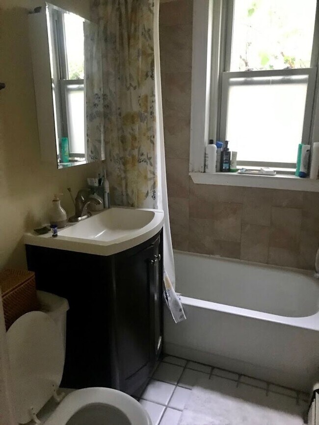 Foto del edificio - Stunning 1 Bed Right Off the T! Heat/HW In...