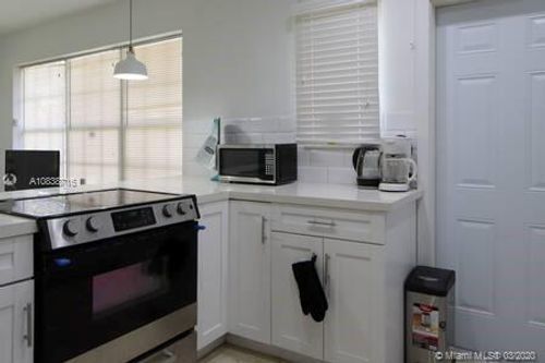 Foto del edificio - 2122 NE 170th St