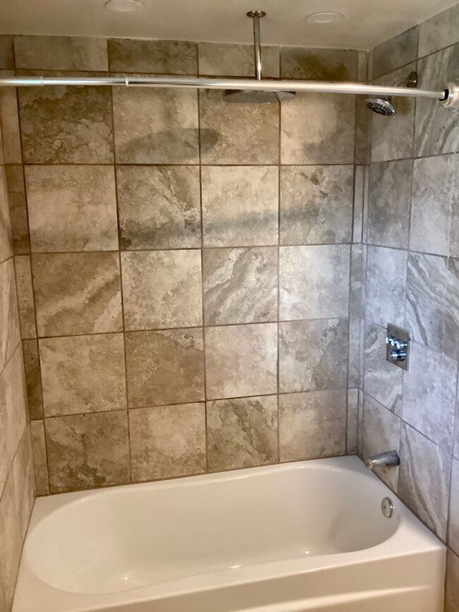 Building Photo - Renovated 4 bed 2 bath with large yard and...