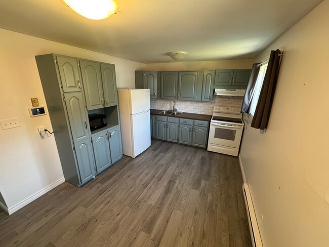 Building Photo - 3 Bed 1.5 Bath Townhome for Rent