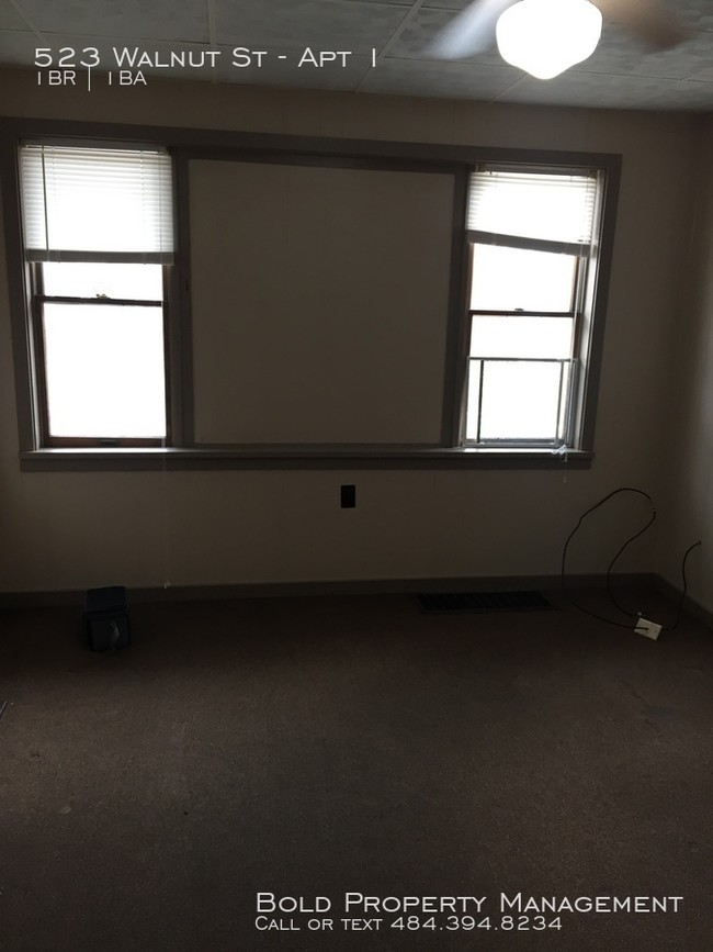 Building Photo - Efficiency  Apt.