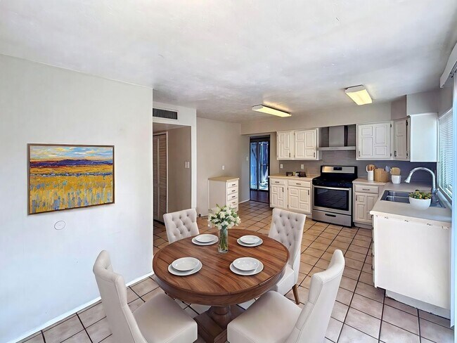 Foto del edificio - Effortless Living in a Beautifully Modernized Space!