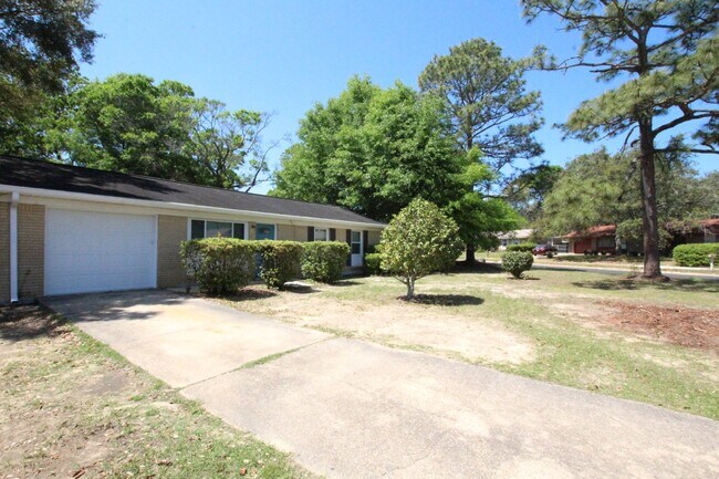 Foto del edificio - Updated Northeast Pensacola 3BR Home with Granite Kitchen, Tile Floors & Garage