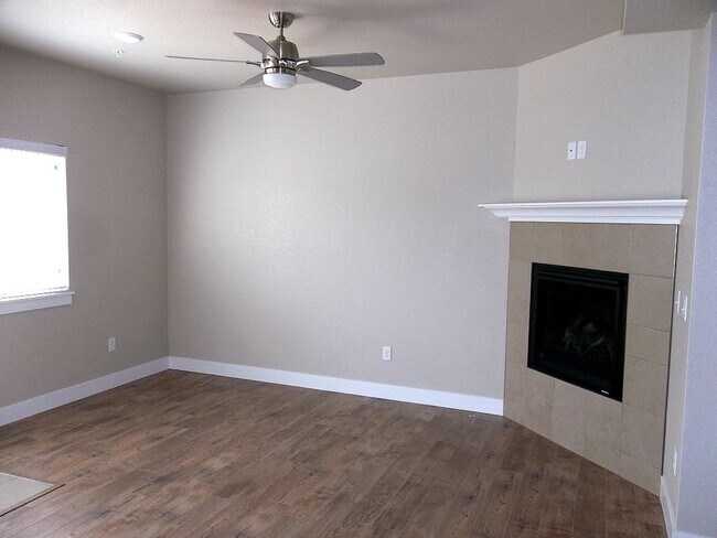 Building Photo - 2608 Kansas Dr