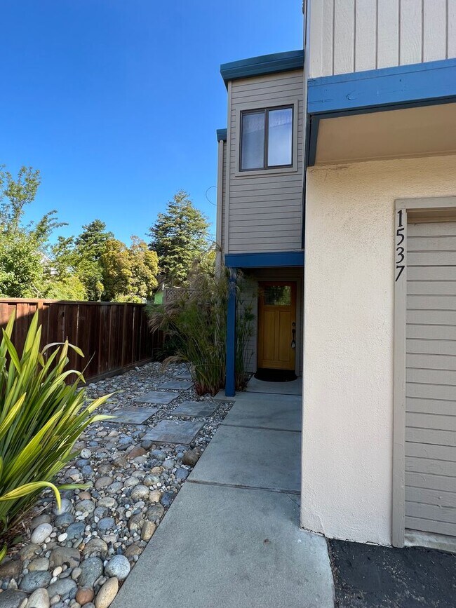 Foto del edificio - Beautiful 2BR/2BA End Unit Townhome with G...