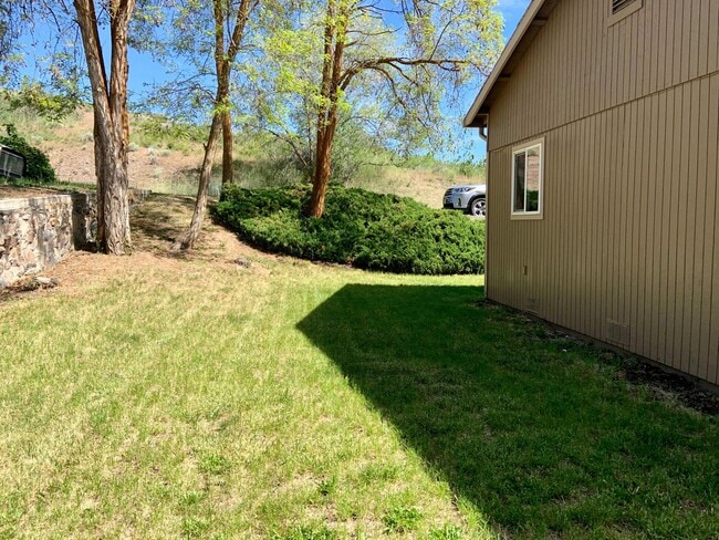 Building Photo - 2 bdrm, 1 bath duplex with yard and carpor...