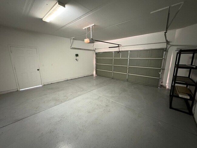Building Photo - NW Visalia Home Near Shopping Center Rent ...