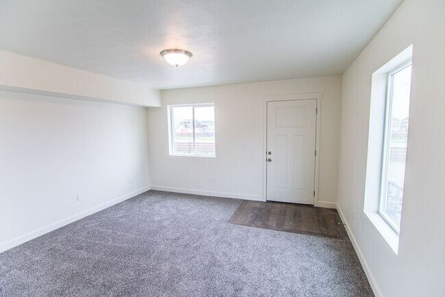 Building Photo - Beautiful Vineyard Townhome!