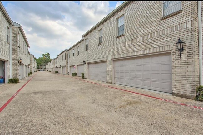 Building Photo - 17577 Red Oak Dr