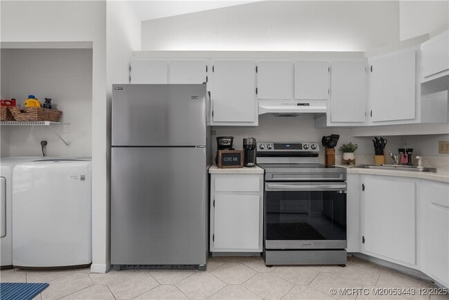 Building Photo - 1544 SW Silver Pine Way