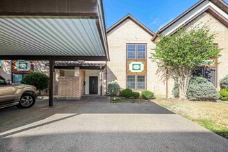 Building Photo - 2445 Monarch Dr
