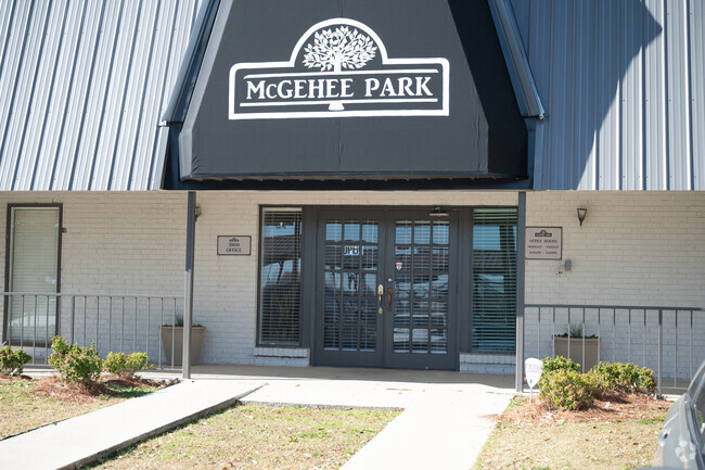 Oficina de arrendamiento - McGehee Park Apartments