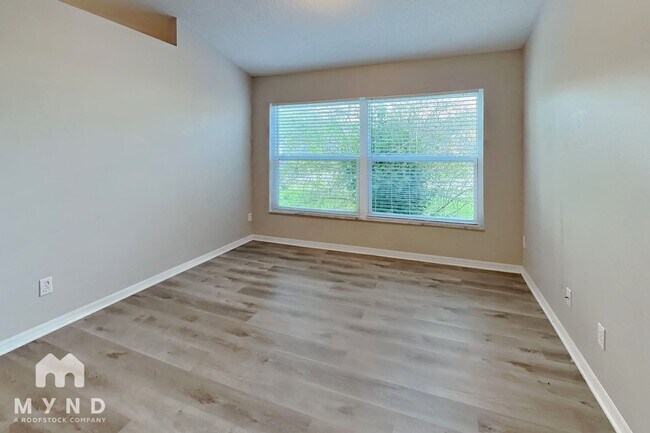 Foto del edificio - 915 River Wind Ave