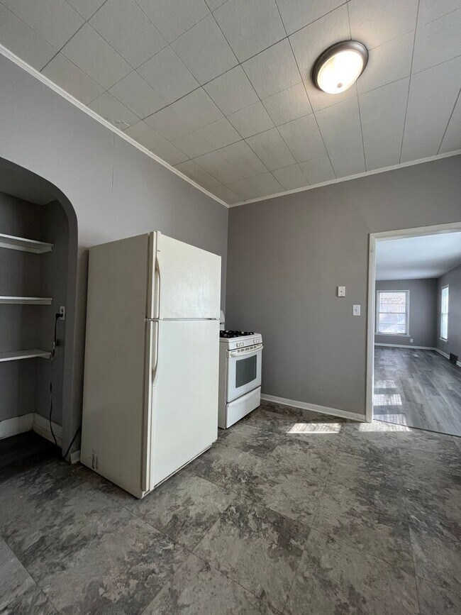 Building Photo - 3-bedroom, 1 bathroom home located near Ci...