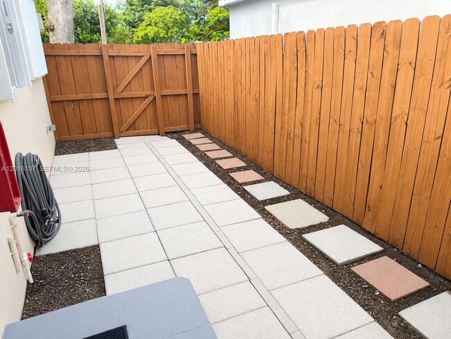 Building Photo - 825 S 20th Ave