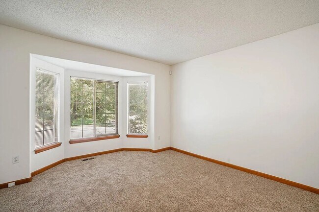 Foto del edificio - BEAUTIFUL 4 Bed 3 Bath Single Family Home ...